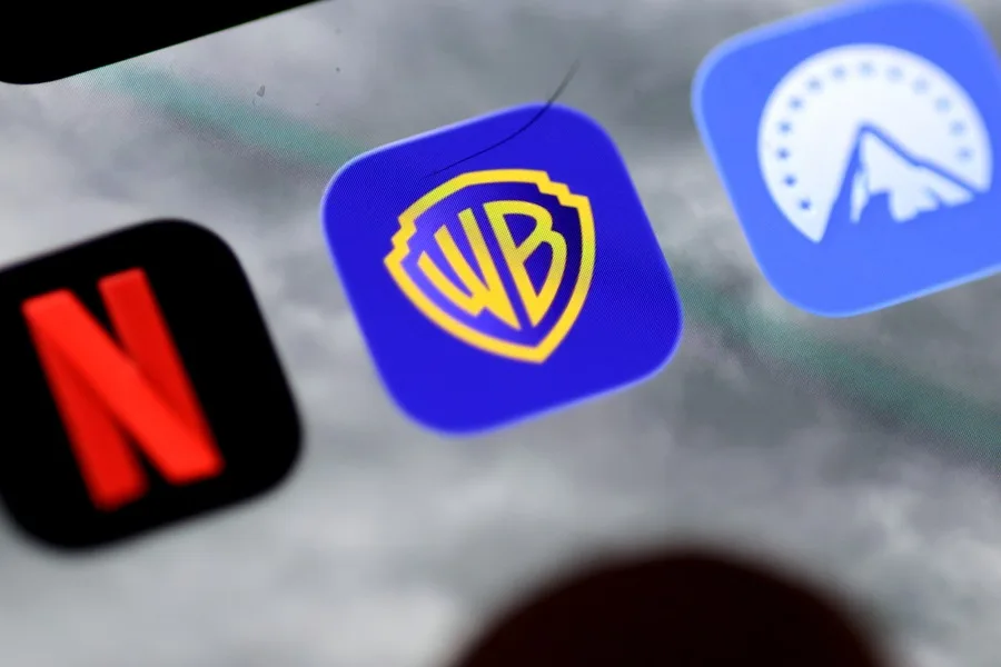 Fotografía de archivo de los logos de Netflix, Warner Brothers y Paramount en un teléfono móvil.