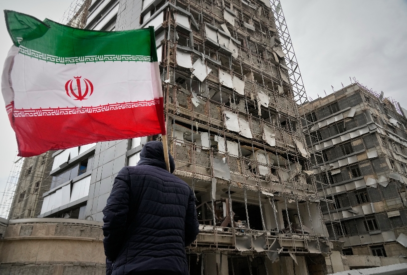 Ondea bandera cerca un hospital atacado en Irán.  AP