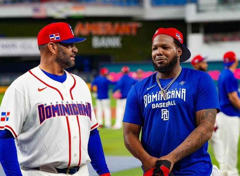 Albert Pujols conversa con Vladimir Guerrero Jr.