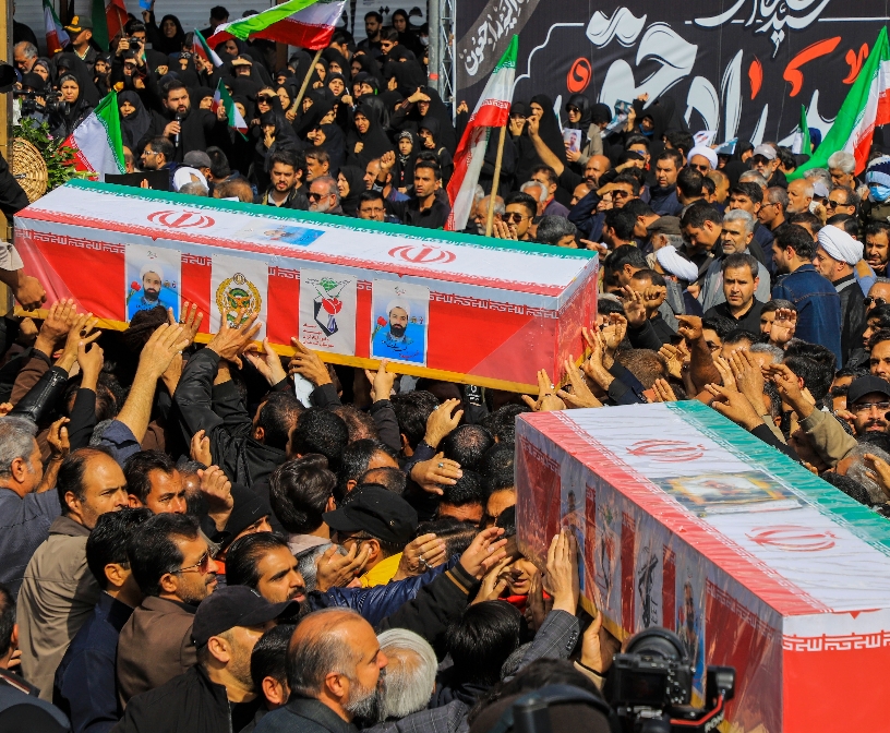 Funeral masivo en la ciudad de Kerma, Irán.  AP