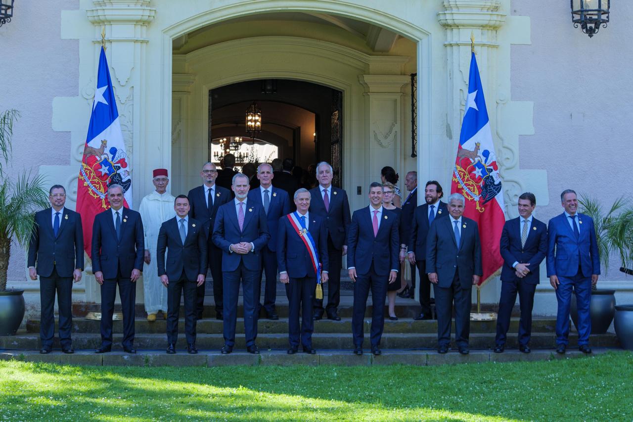 Luis Abinader, a la izquierda, junto a mandatarios invitados en Chile.