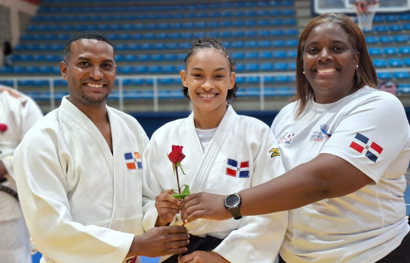 Wilkin Obando, técnico de Fedojudo, la destacada atleta Ana Rosa y Leidi Germán, de la fundación.