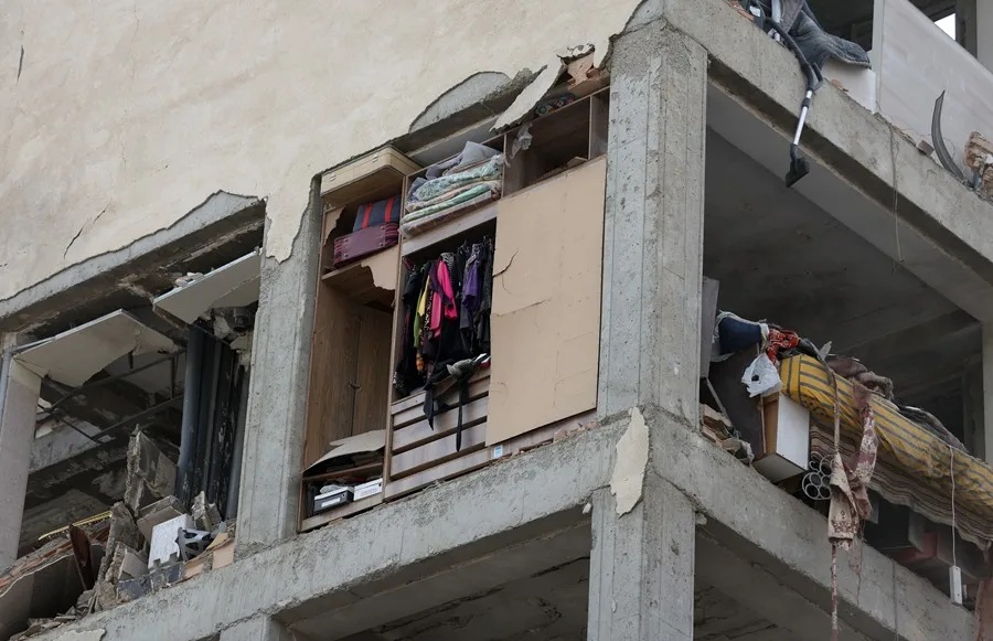 Una vista de los estantes del armario dentro de un edificio residencial dañado en el centro de Teherán, Irán. EFE