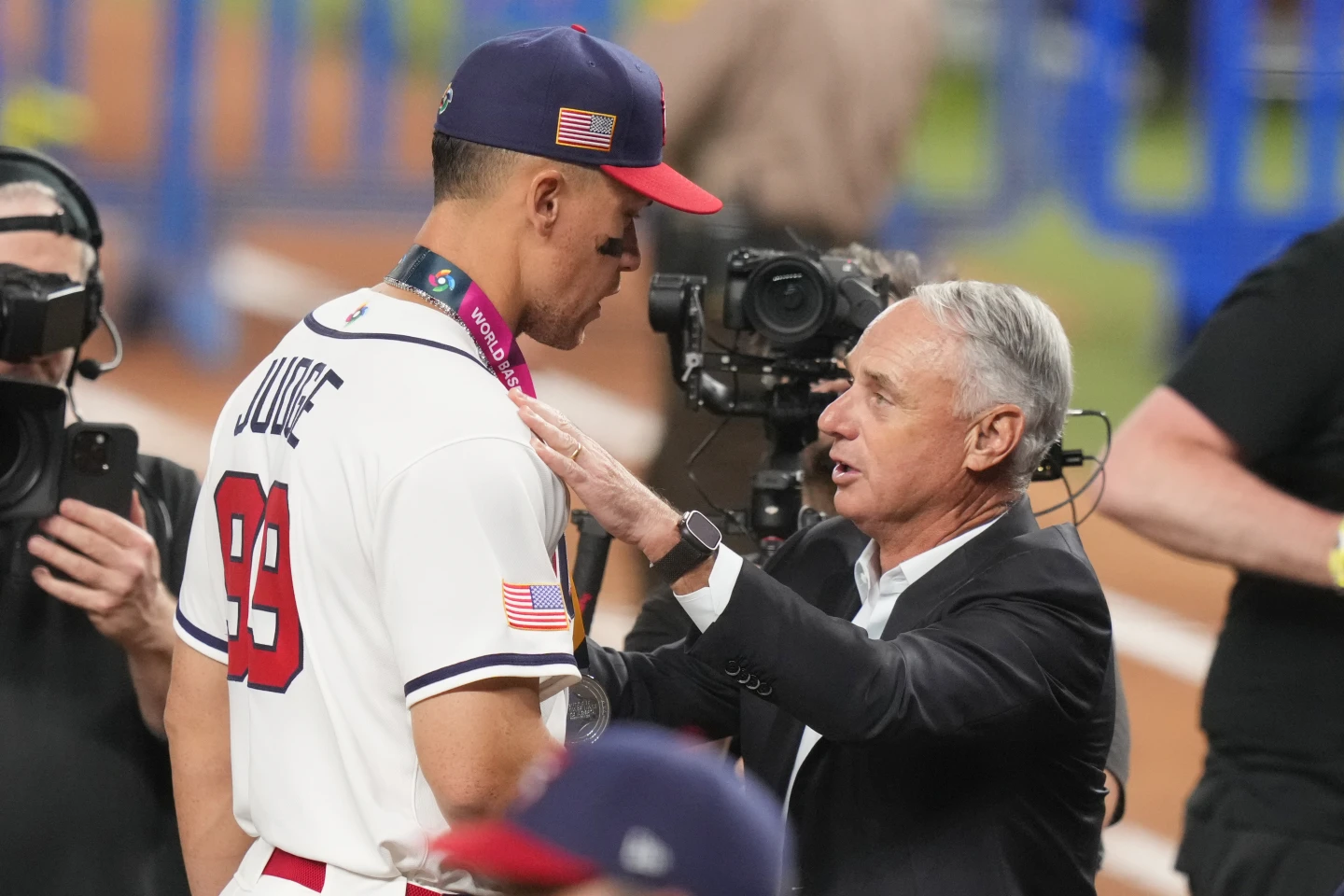 Comisionado de MLB, Rob Mandred entrega medalla de plata a Aaron Judge