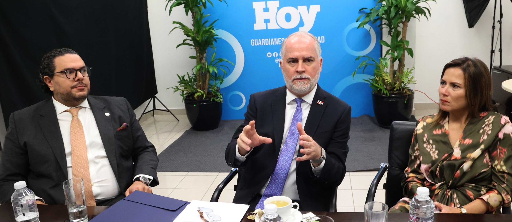 Emmanuel Cedeño Brea, Alejandro Fernández W. y Natalia Sánchez durante la entrevista.   José de León.