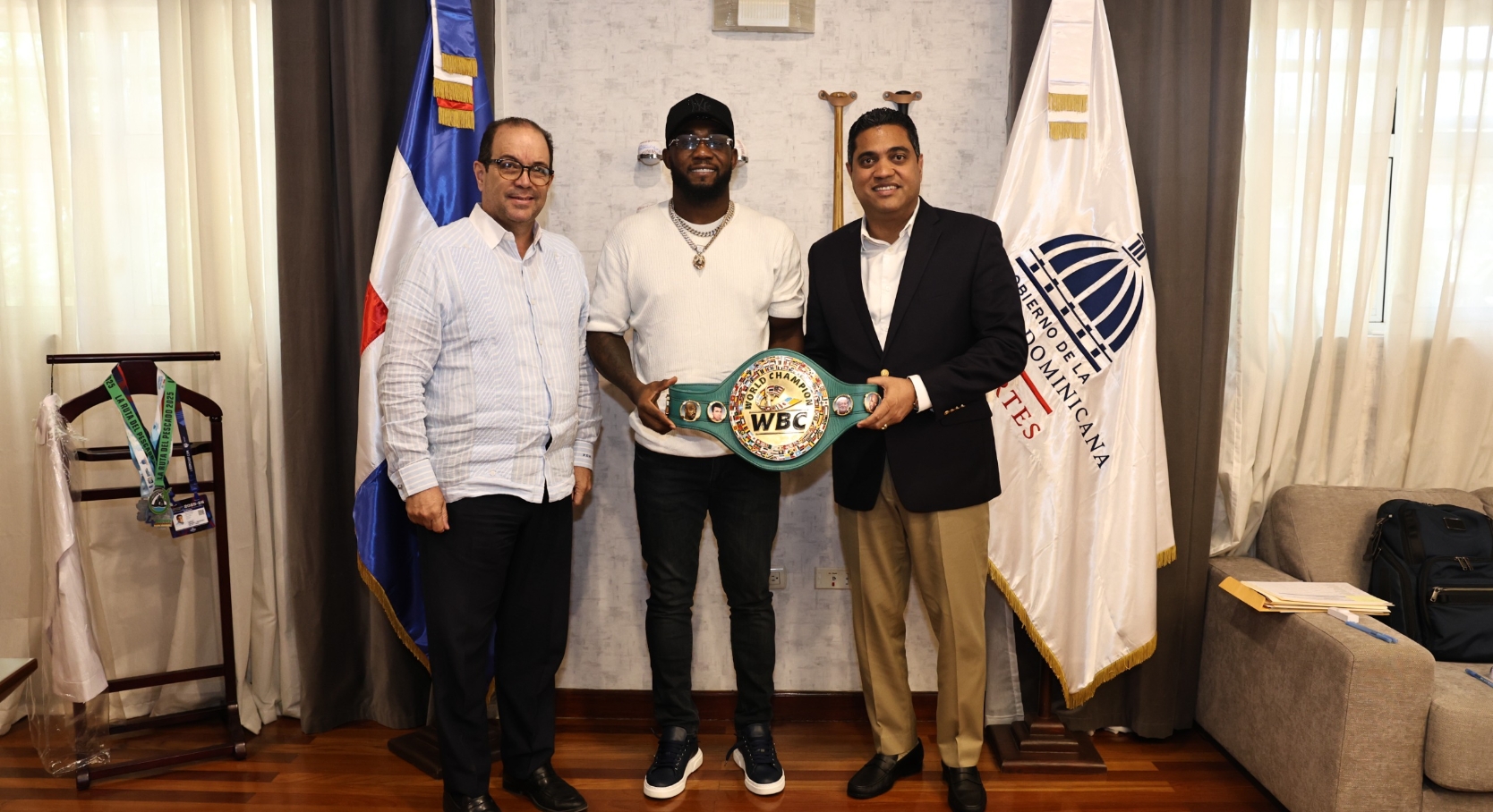 Desde la izquierda, Franklin De la Mota, Carlos Adames (Caballo Bronco) y el ministro de Deportes, Kelvin Cruz.