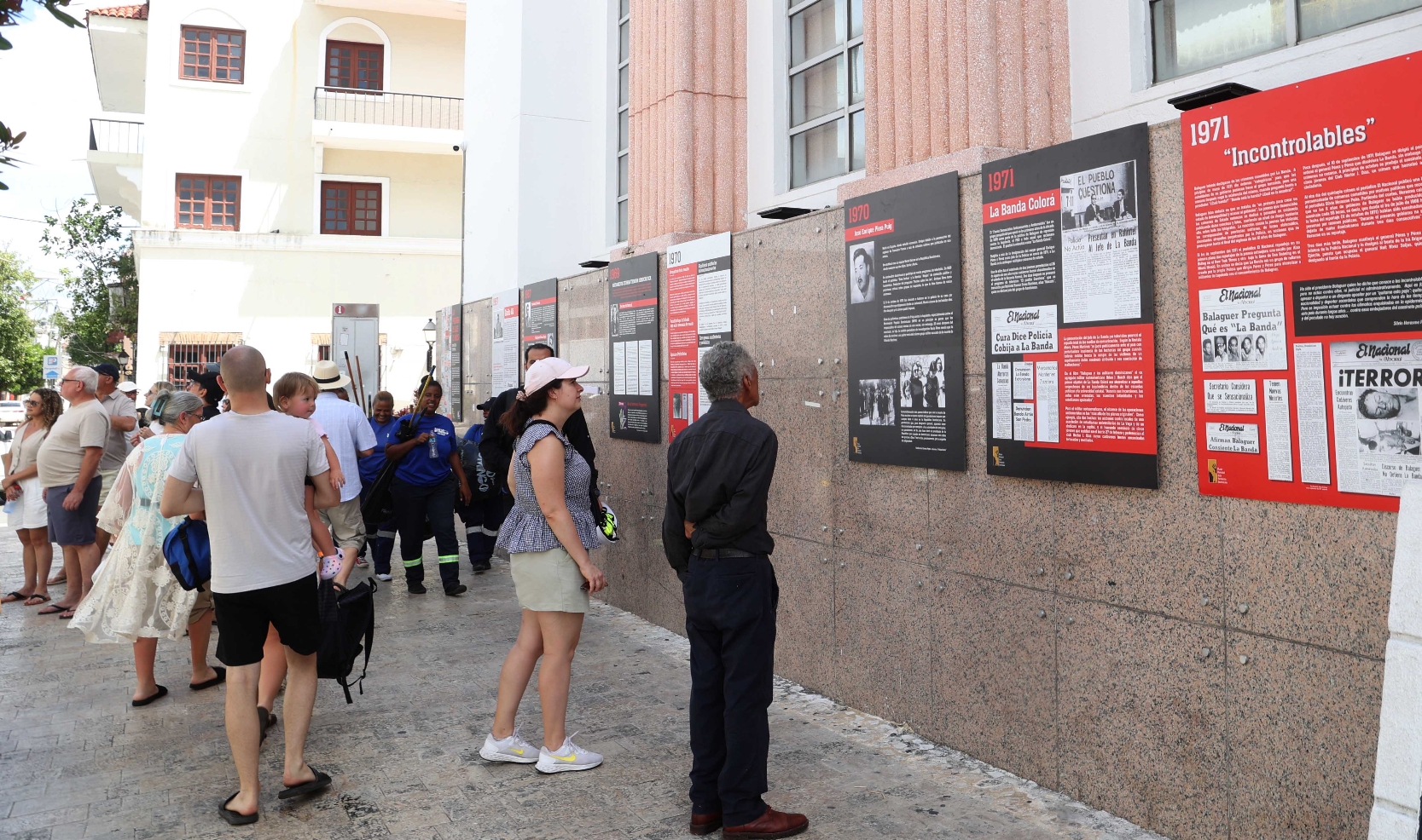 Transeúntes observan la exposición en la calle Isabel La Católica 214