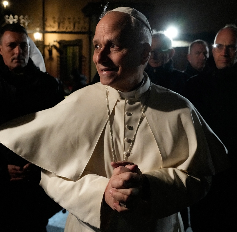 Papa León XIV habla con periodistas.  AP