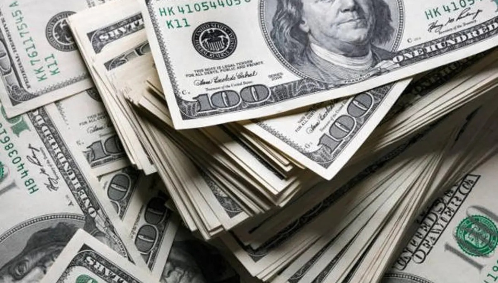 Un dólar fuerte opera como un impuesto invisible sobre las importaciones: obliga a la economía a generar más pesos para honrar sus compromisos externos.