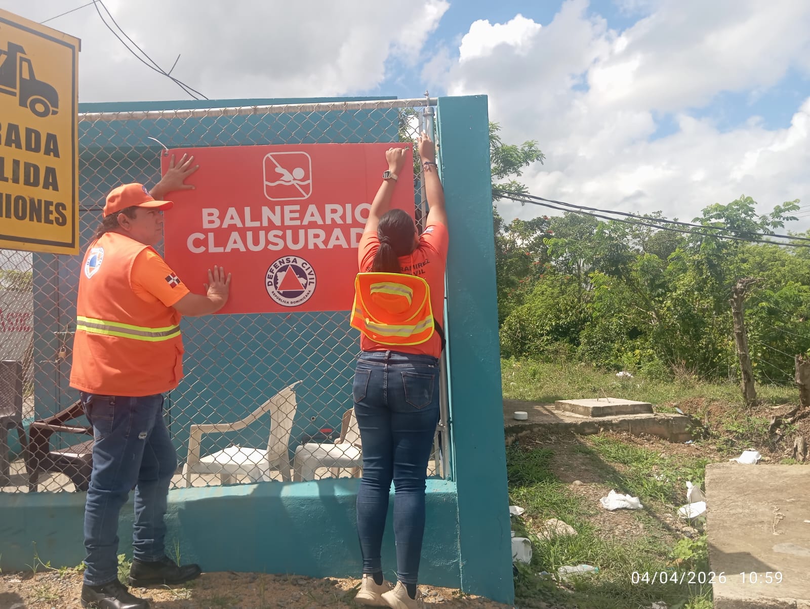 En todas las rutas de entrada a los balnearios cerrados fue colocado un aviso visible para los visitantes.