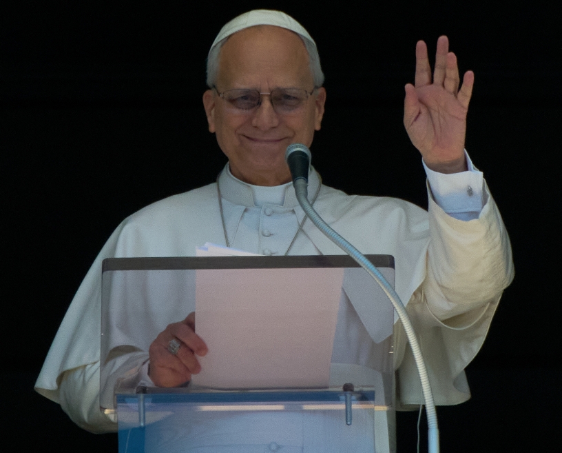El papa León XIV saluda desde ventana en el Vaticano.