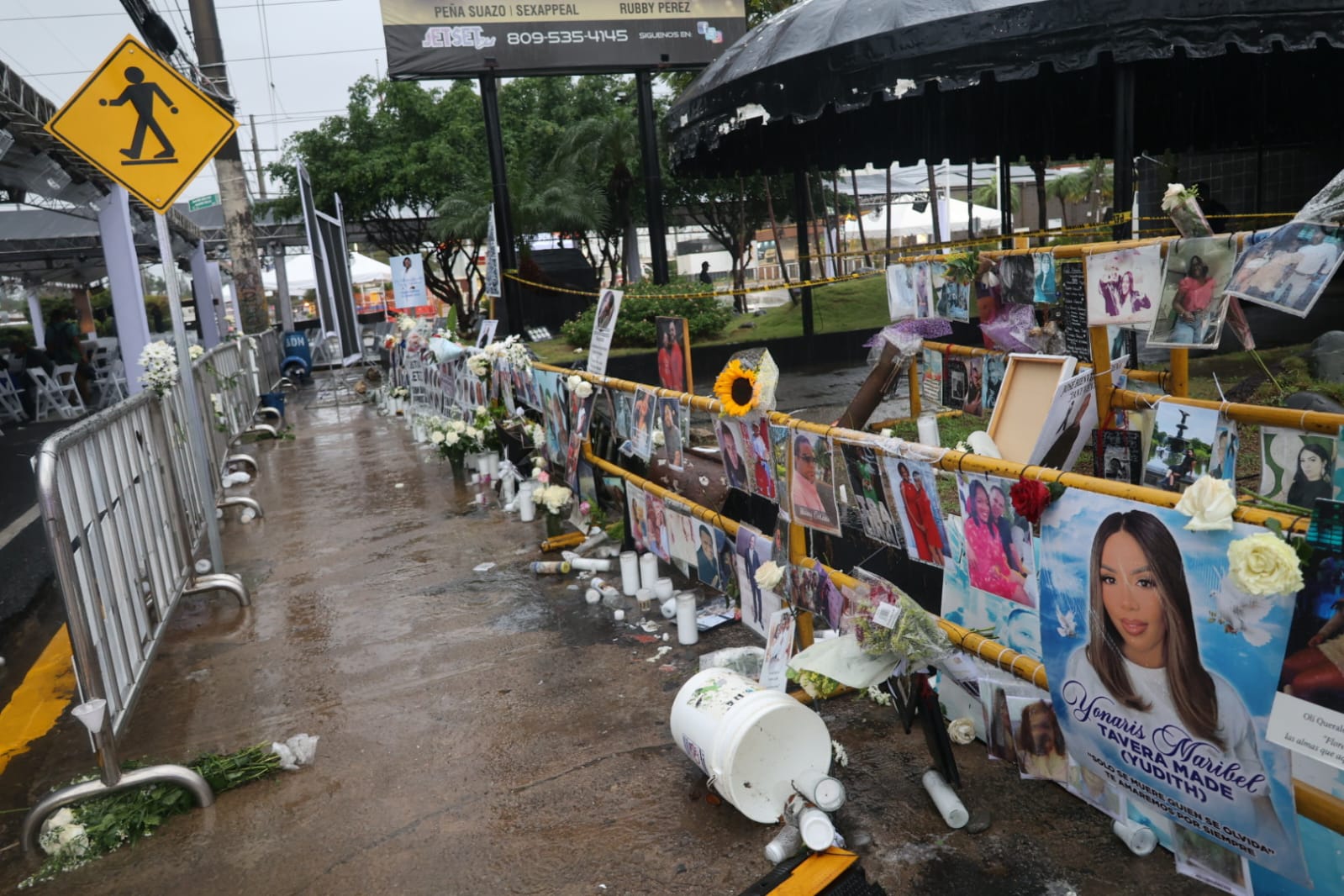 Flores y velones caídos marcan la zona cero a un año del colapso del Jet Set