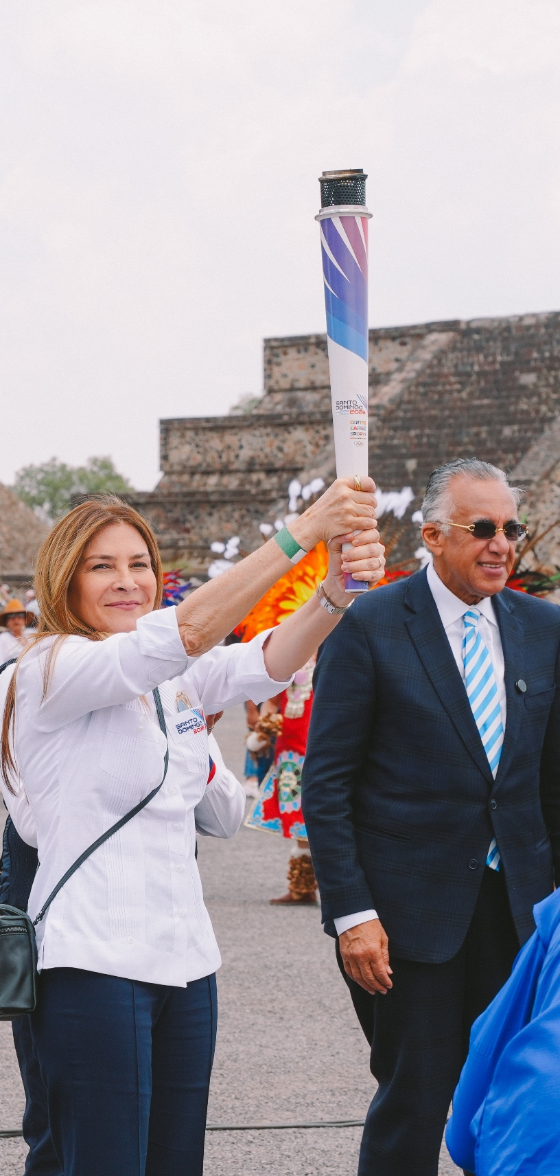 Carolina Mejía, alcaldesa de Santo Domingo, sostiene la antorcha. Al  lado, Luisín Mejía, de Centro Caribe Sports.