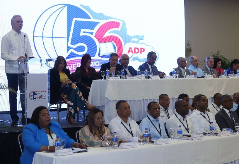 El ministro Miguel de Camps al hablar durante el encuentro.  Alexis Monegro