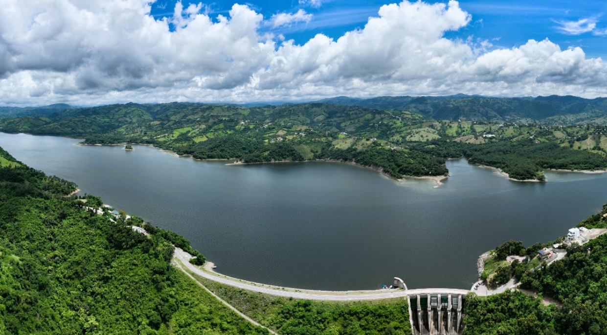 La presa de Tavera, con  320.29 metros sobre el nivel del mar. Su nivel máximo 327.50 msnm.