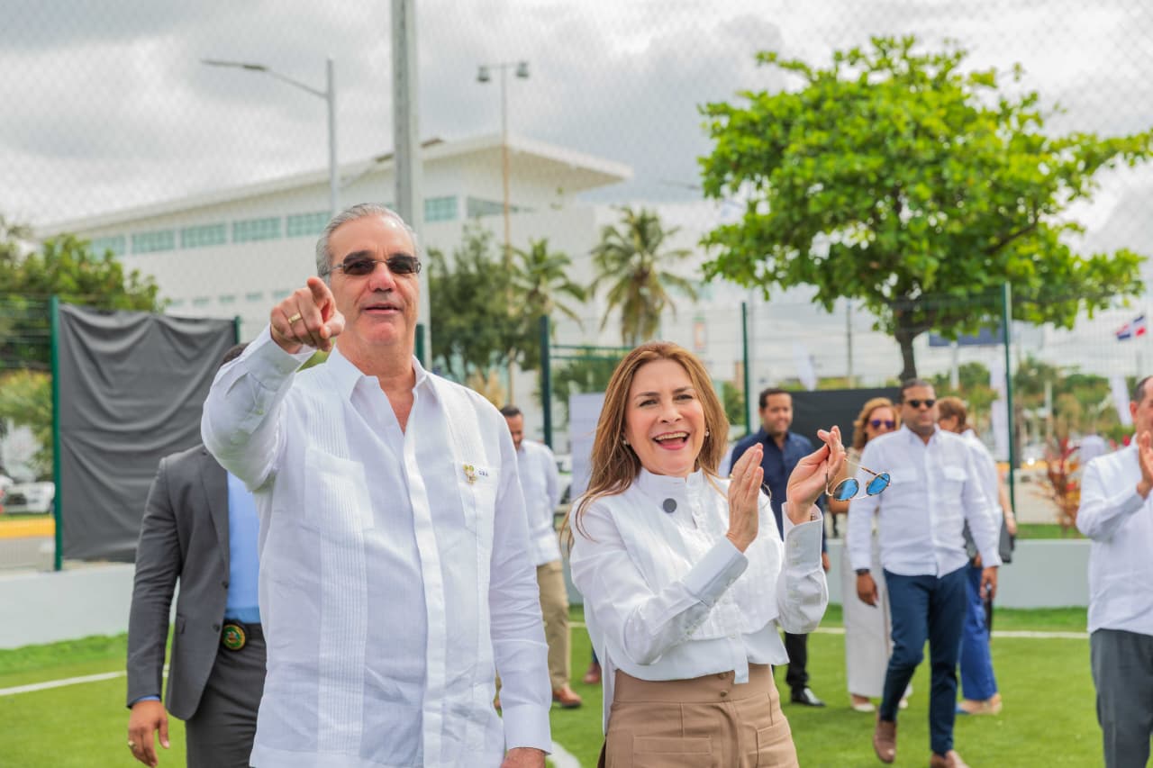 Luis Abinader y Carolina Mejía