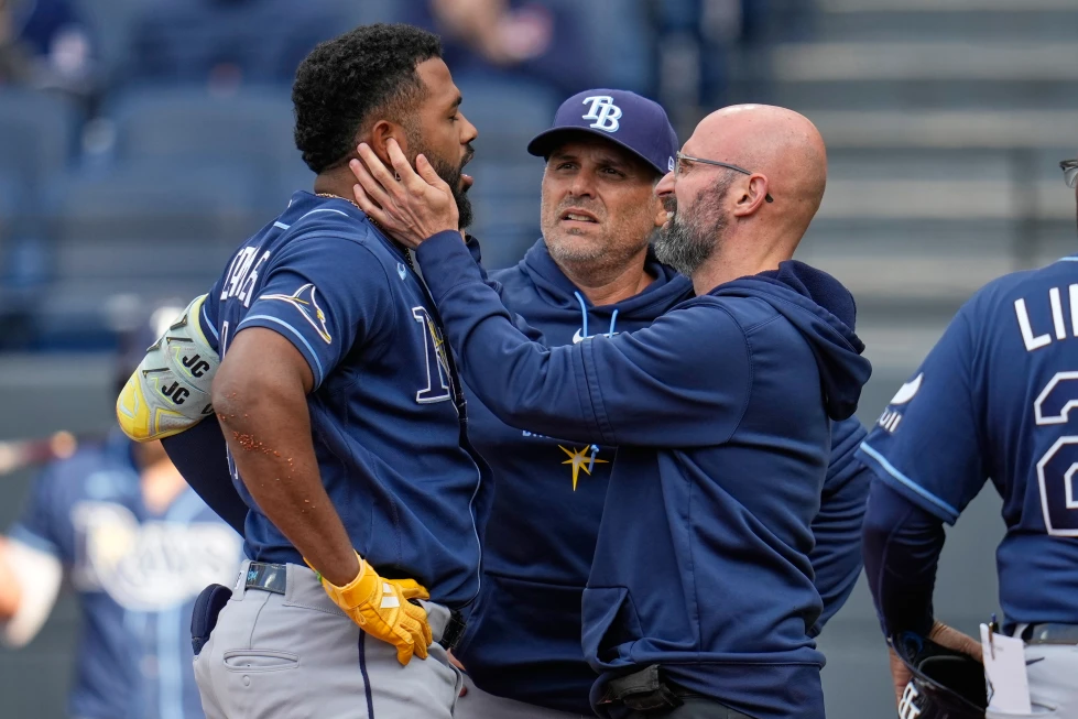 Junior Caminero es revisado por el staff de los Rays