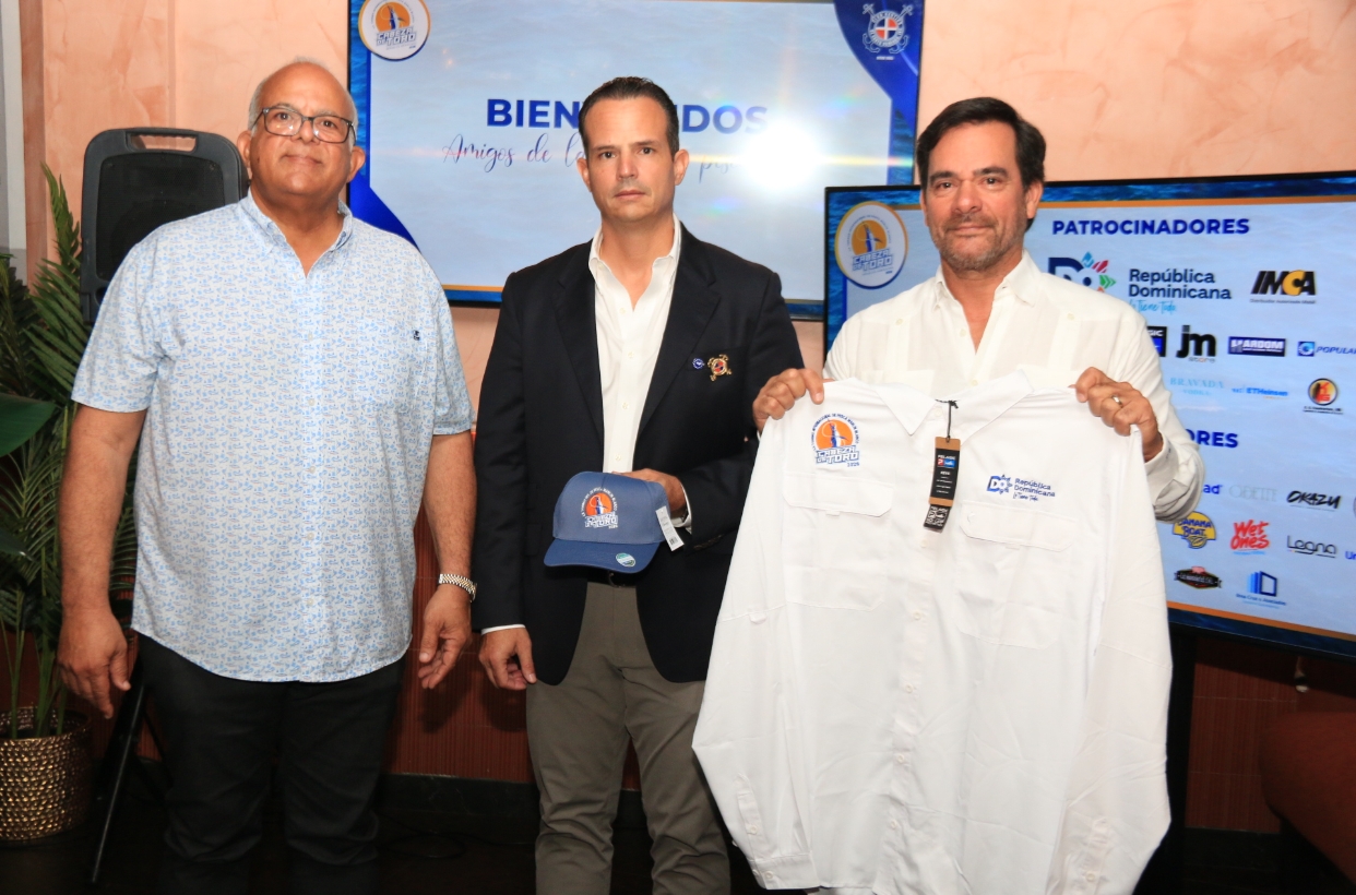 Desde la izq., John Adams, director; Jorge Leroux Matos, comodoro y Danny Medina.