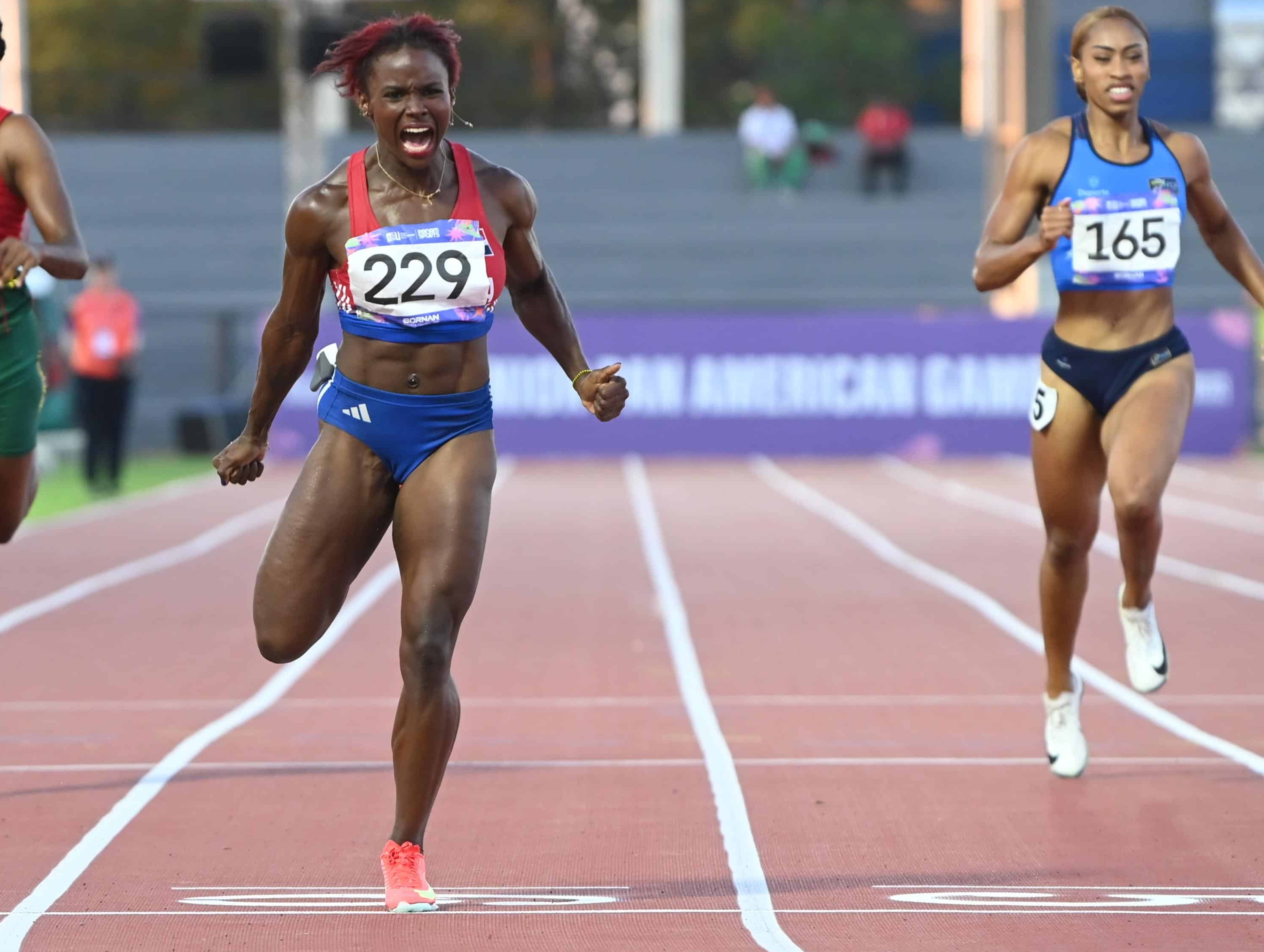 La nativa de La Vega, Liranyi Alonso, se observa llegando en primer lugar en unos eventos de atletismo en el extranjero.
