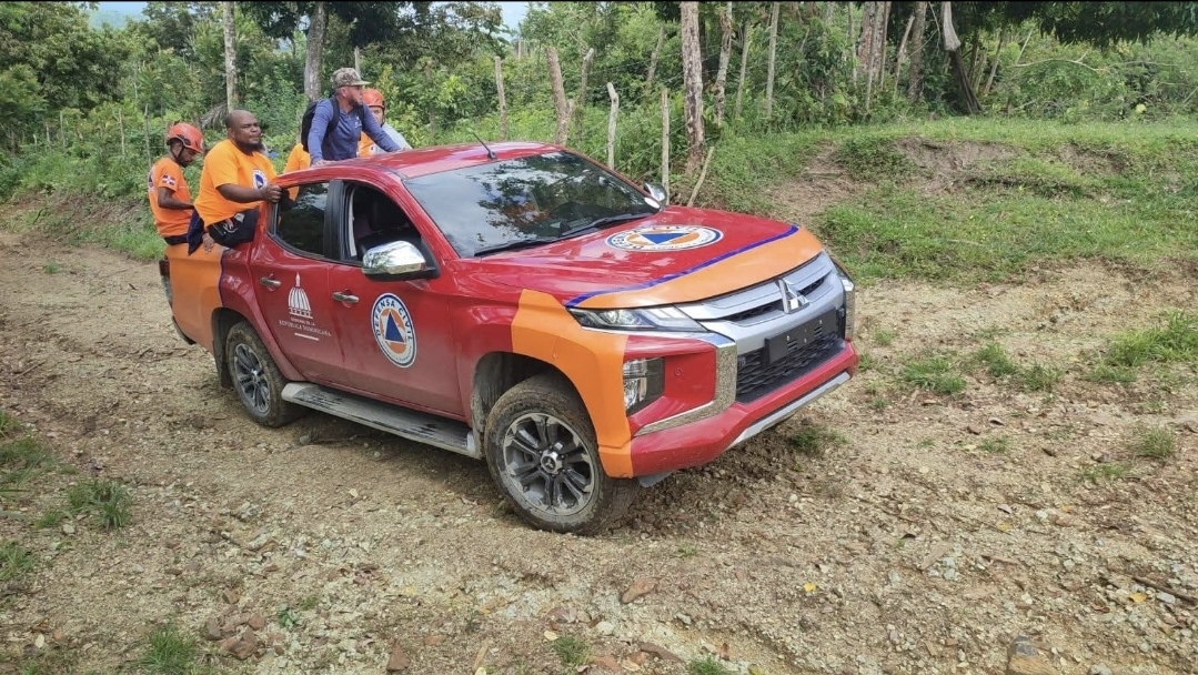 Brigadas de la Defensa Civil de Hermanas Mirabal, al mando de su director Francisco Javier Almanzar cuando llegaban a la Loma Quita Espuela para la búsqueda de Nelson Santana Cuevas.