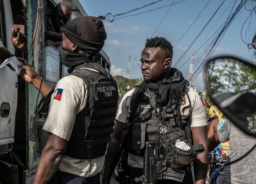 Agente en las calles de Puerto Príncipe, Haití. Internet