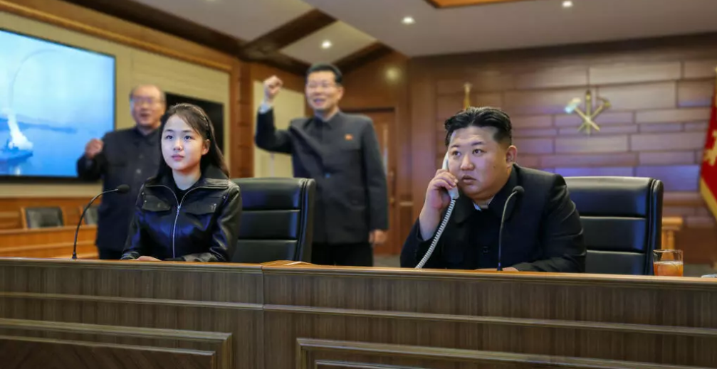 Esta fotografía, tomada el 10 de marzo de 2026 y difundida por la agencia oficial de noticias norcoreana KCNA a través de KNS el 11 de marzo de 2026, muestra al líder norcoreano Kim Jong Un y a su hija Kim Ju Ae observando un lanzamiento de prueba televisado de misiles de crucero estratégicos desde el destructor Choe Hyon, en un lugar mantenido en secreto en Corea del Norte. AFP - STR
