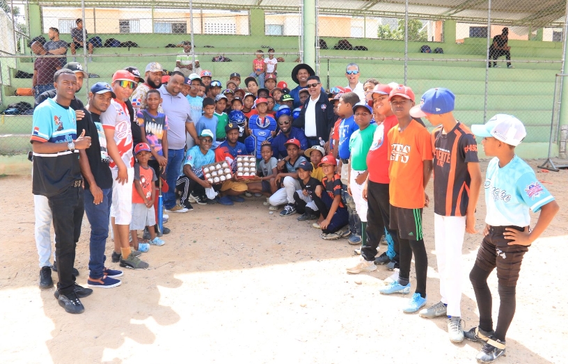Diogénes De la Cruz entrega útiles deportivos a  niños.