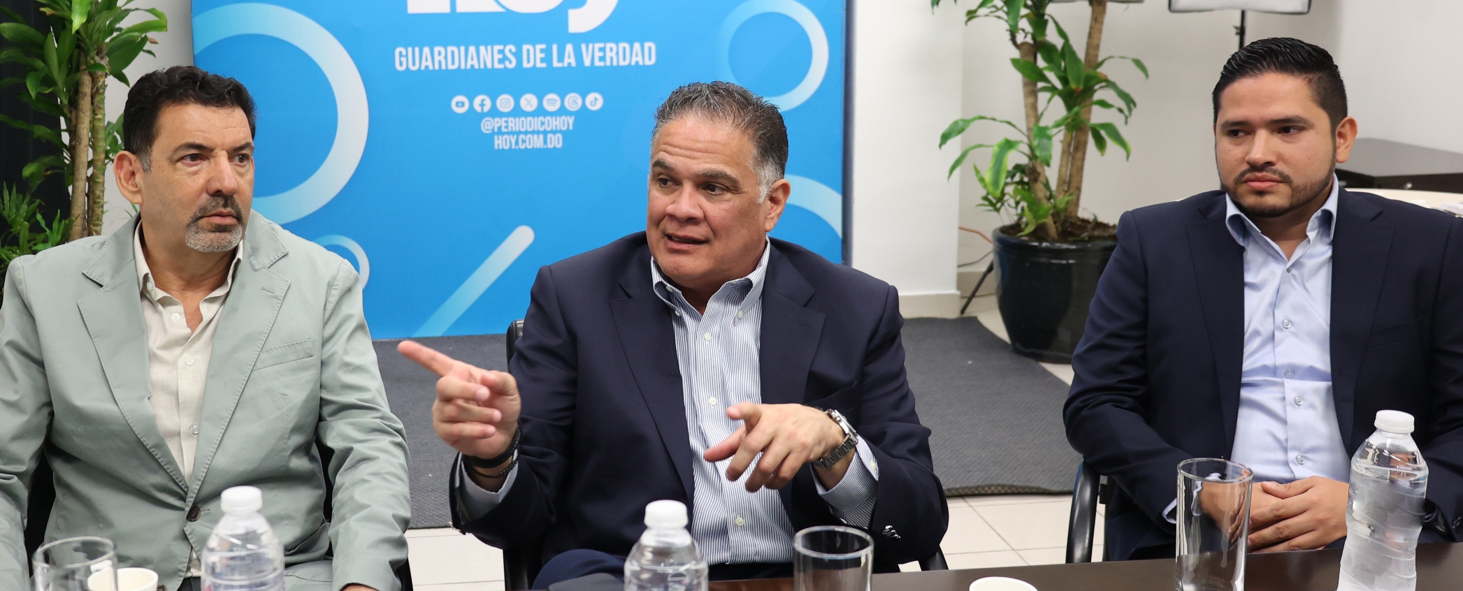 Al centro Darío Lama junto a Héctor Botello y Juan Andrade.  Foto: José de León