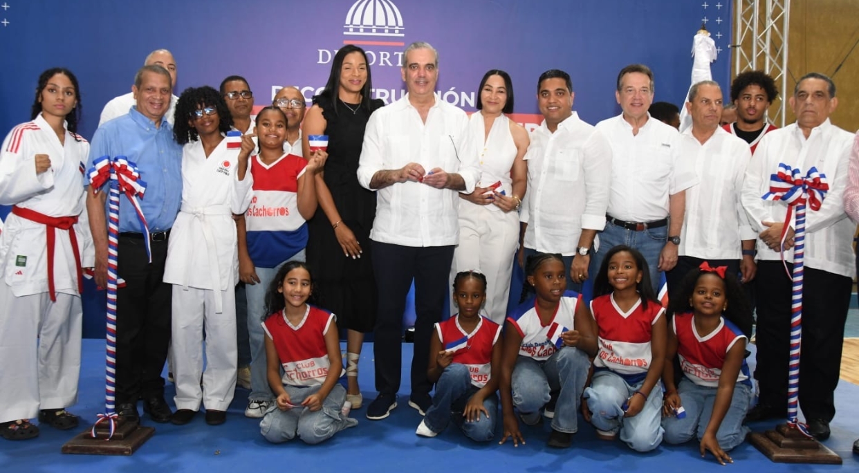 El presidente Abinader tras corte de  cinta, junto a atletas, funcionarios y dirigentes.