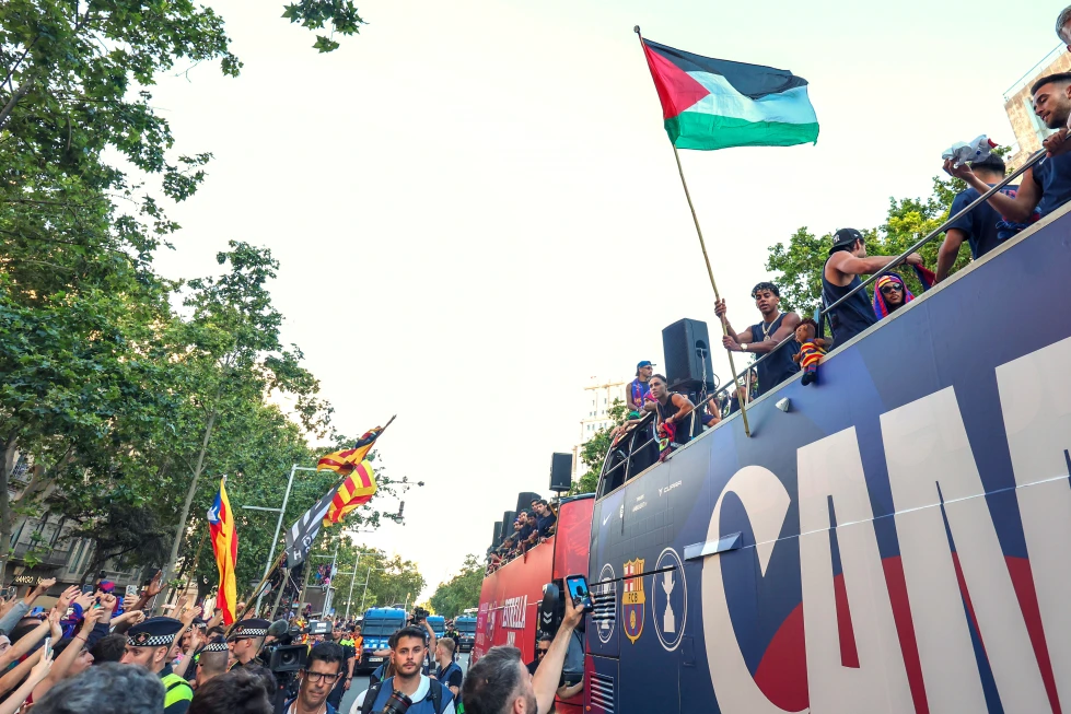 El astro del Barcelona Lamine Yamal sostiene una bandera palestina al celebrar la consagración del equipo como campeones de la Liga de España, el lunes 11 de mayo de 2026, en Barcelona.
