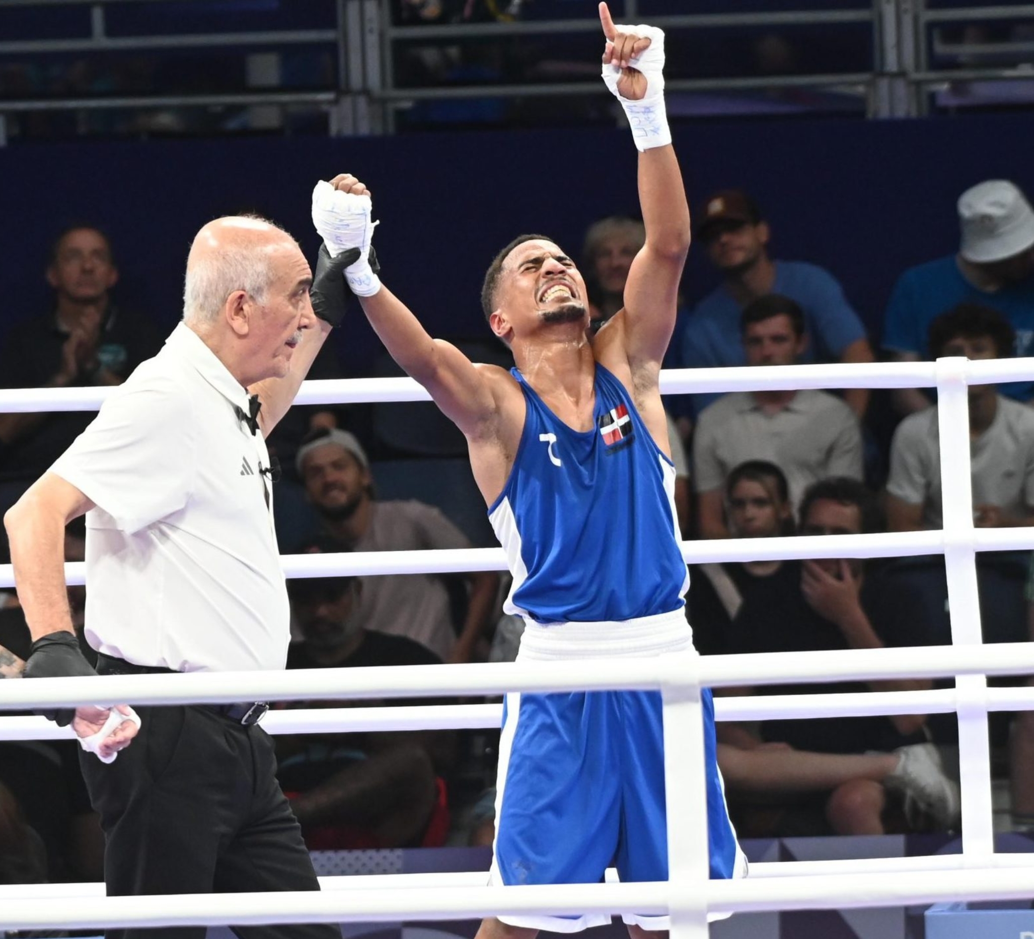 Yunior Alcántara 
celebra tras ganar combate en uno de los eventos del ciclo olímpico, en cada uno de los cuales subió al podio, completando una actuación de ensueño.