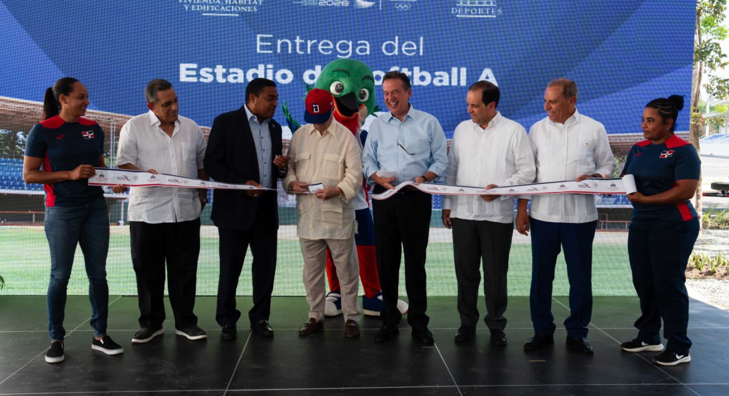 Hipólito Mejía corta la cinta del estadio de softbol.
