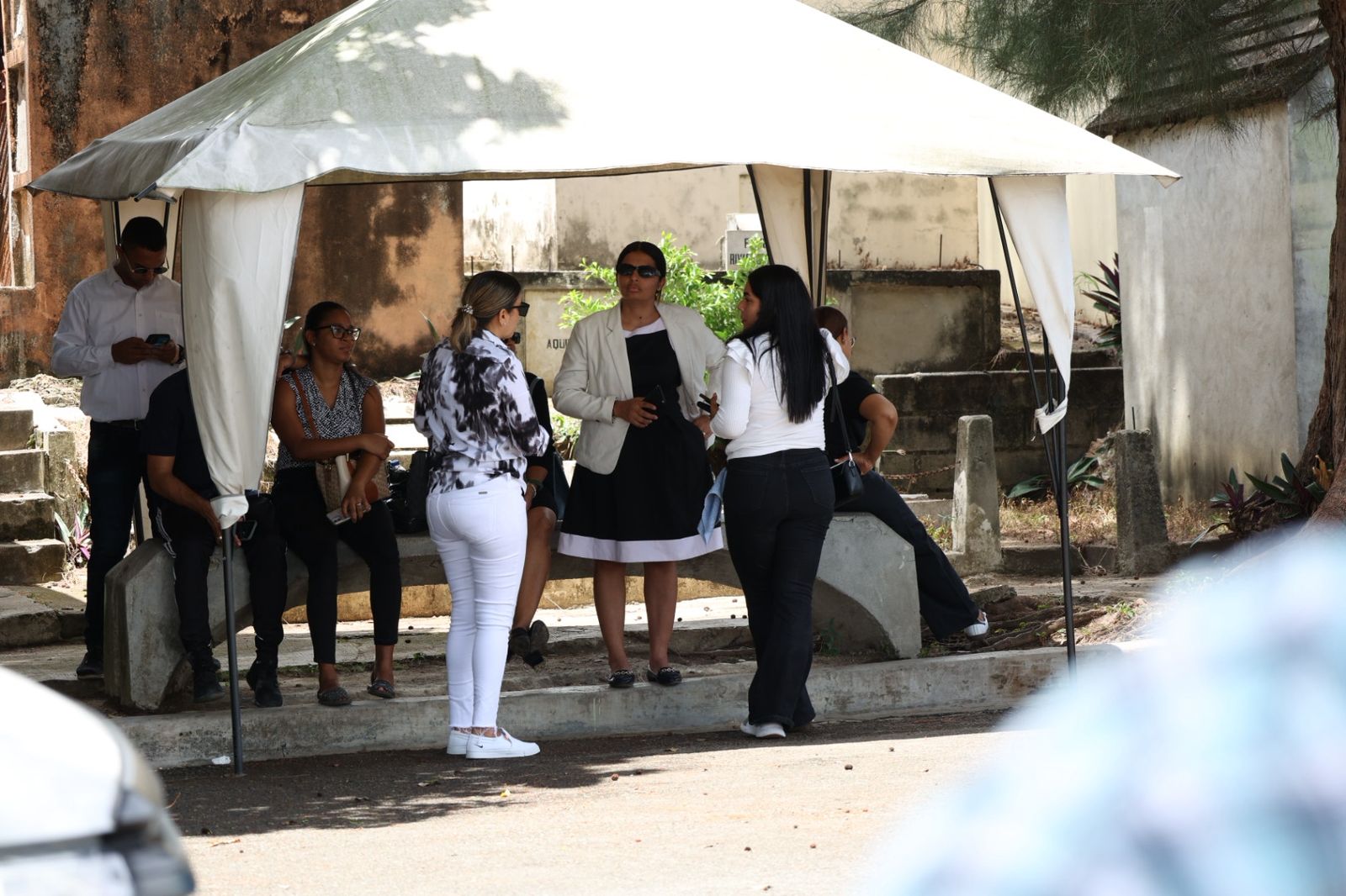 Familiares de Esmeralda Moronta permanecían a las afueras del Instituto Nacional de Ciencias Forenses (INACIF), a la espera de que les fuera entregado el cuerpo de la mujer