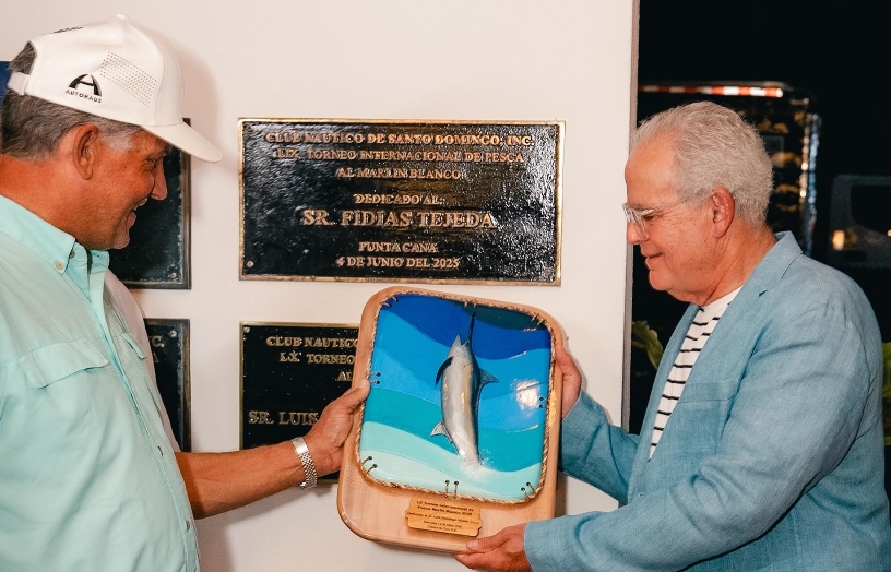 Wally Heinsen (izq.)  reconoce  a Luis Viyella.