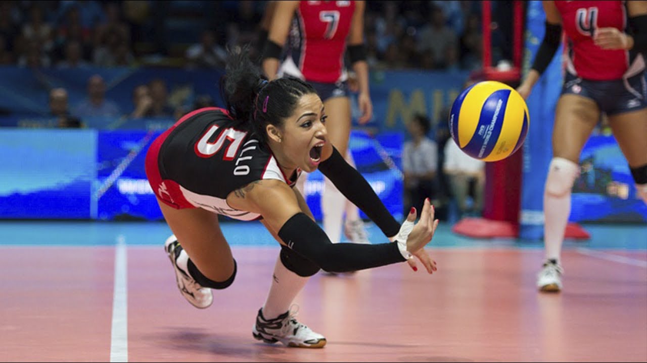 Brenda Castillo realiza una jugada defensiva durante un partido