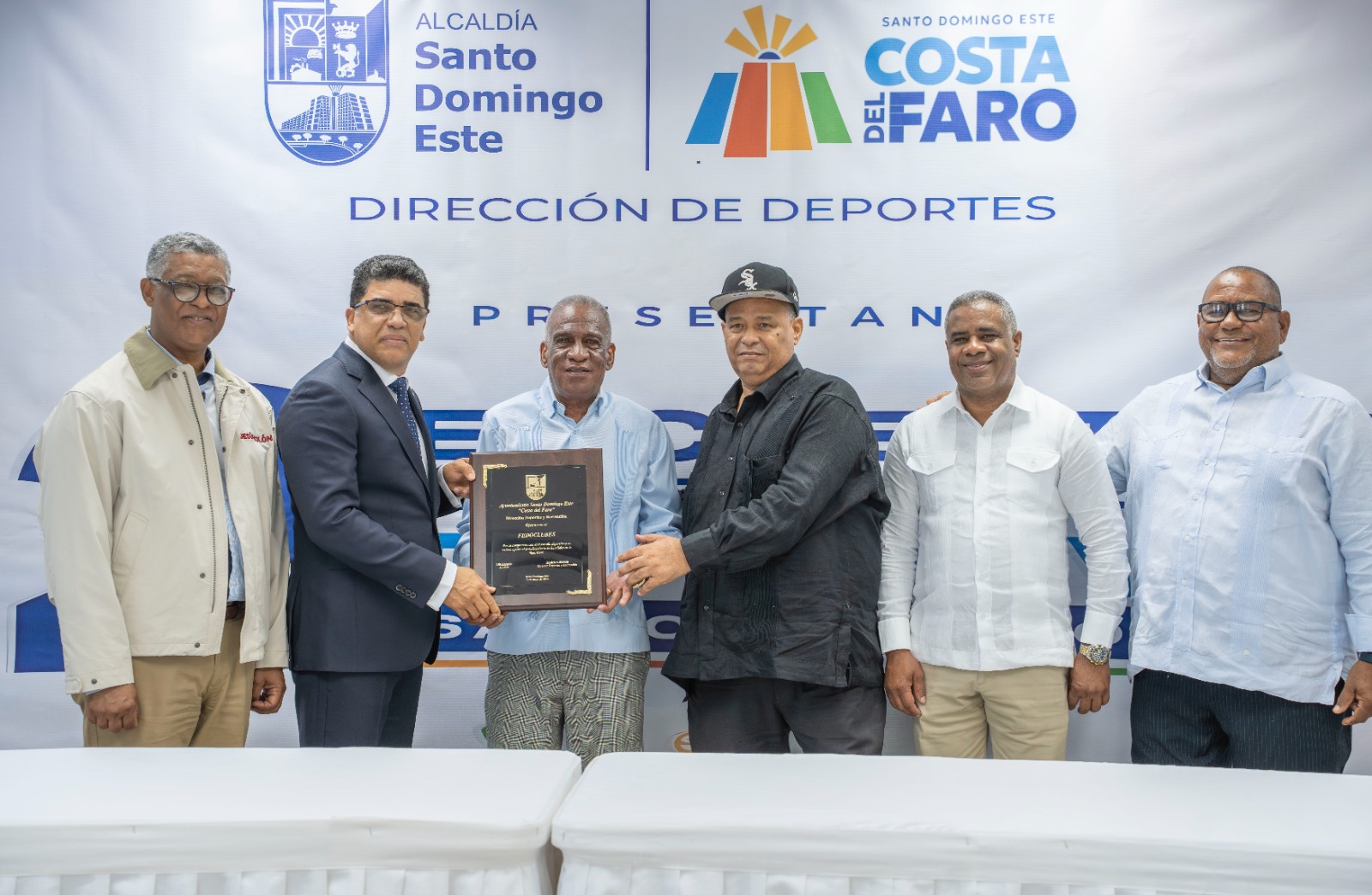 Momento en que entregan reconocimiento a Roberto Ramírez por su trayectoria en la dirección de clubes dominicanos