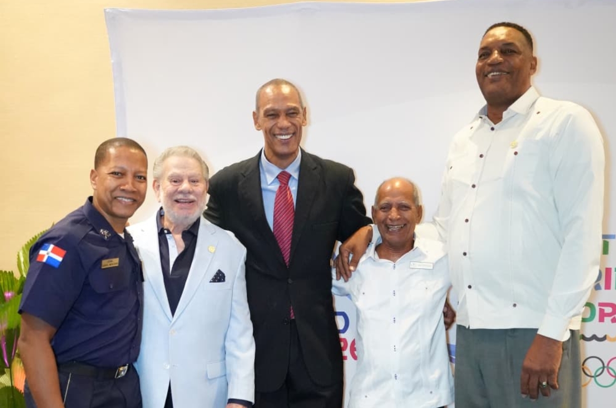 Felipe Jay Payano, junto a los inmortales Gaby Mercedes, Rolando Sebelén, Victor Chacón y el dirigente deportivo  Emilio Valdez, en el acto en apoyo a los  JCC 2026.