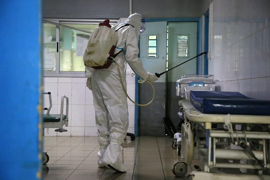 Personal especializado desinfecta un hospital de República Democrática del Congo. EFE/EPA/Legnan Loula
