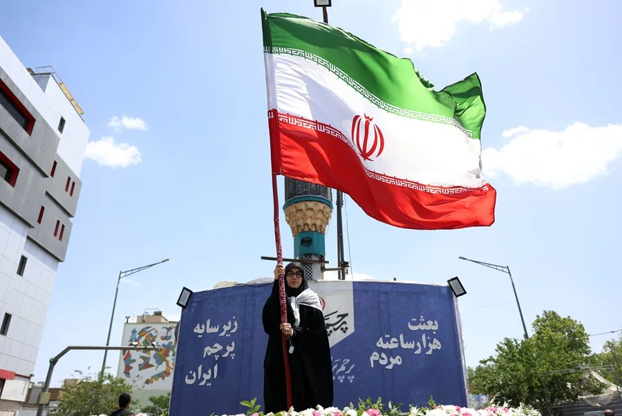 Una mujer con una bandera de Irán, hoy en Teherán. EFE/EPA/Abedin Taherkenarech