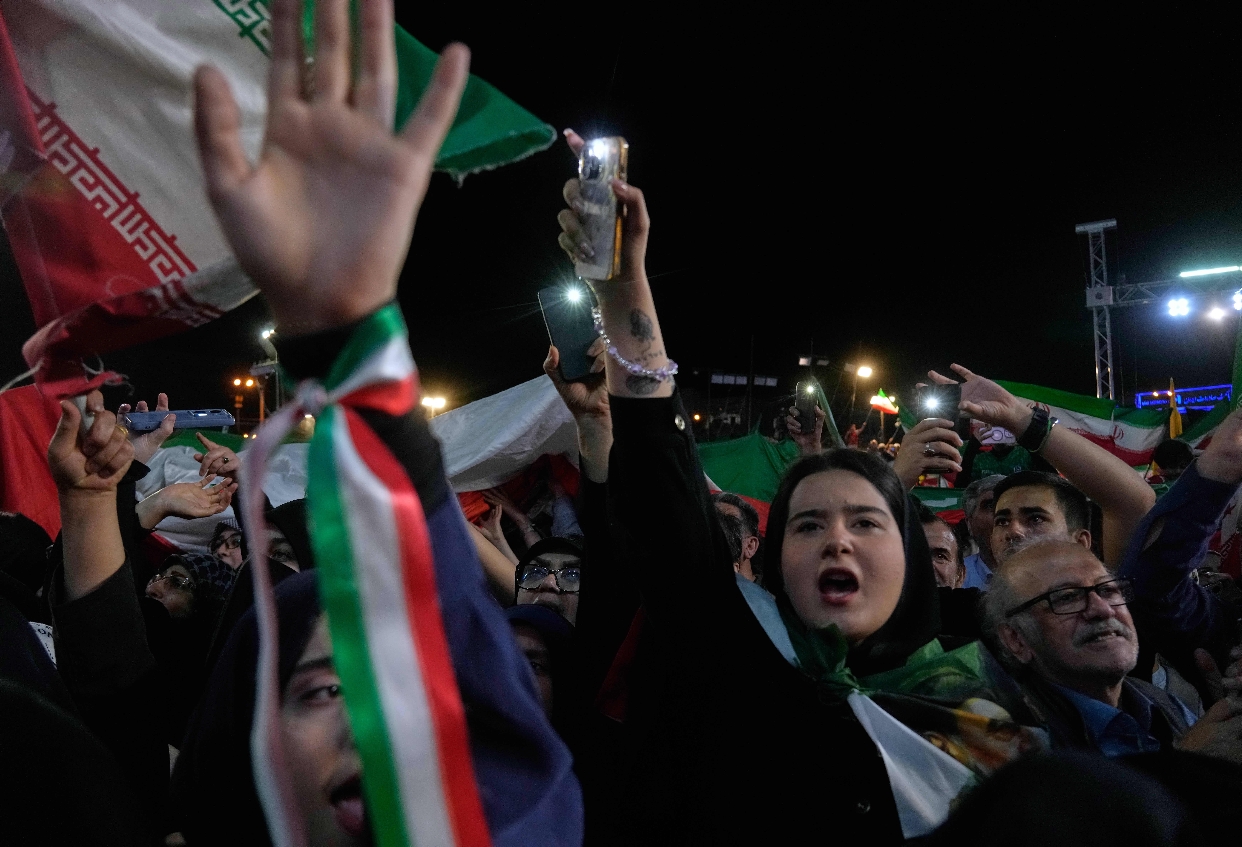 Manifestación frente a en la Plaza de la  Revolución en Irán a favor del gobierno.  AP