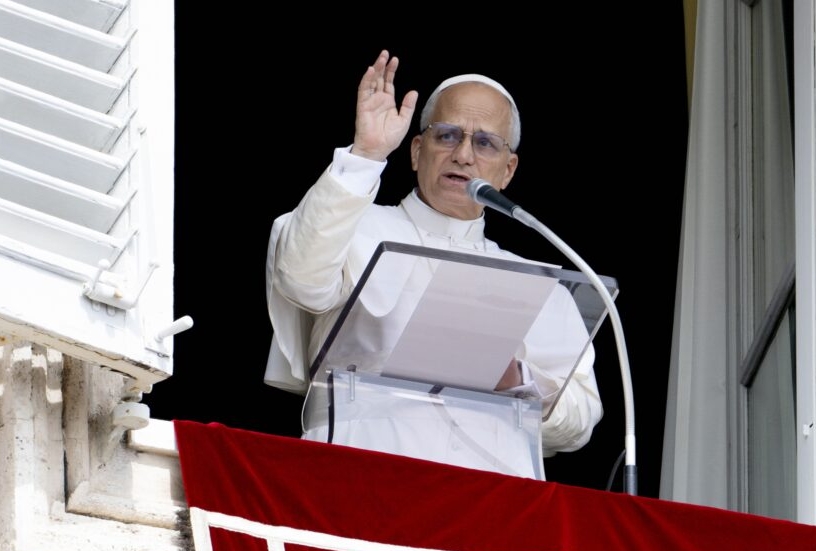 El Papa León XIV con la bendición de los fieles.