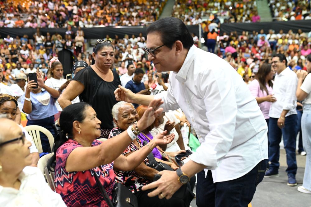 El senador Daniel Rivera saluda a las madres santiagueras.