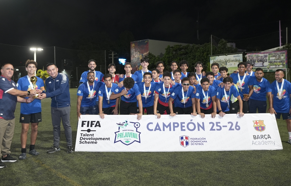 Los  jugadores del  Barça Academy RD, reciben las  medallas.