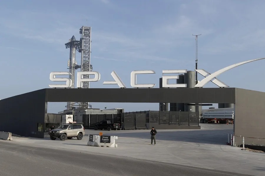Fotografía de archivo de la entrada a la planta Starbase de SpaceX, en Boca Chica, Texas (EE.UU.). EFE/EPA/ Adam Davis