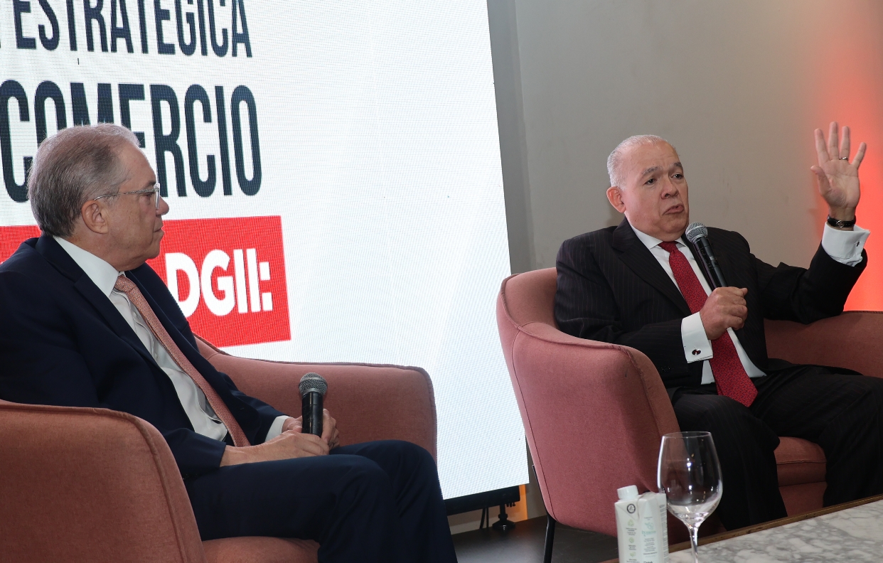 Ernesto Martínez, presidente  ONEC y Pedro Urrutia, director general  DGII.  G. Burgos