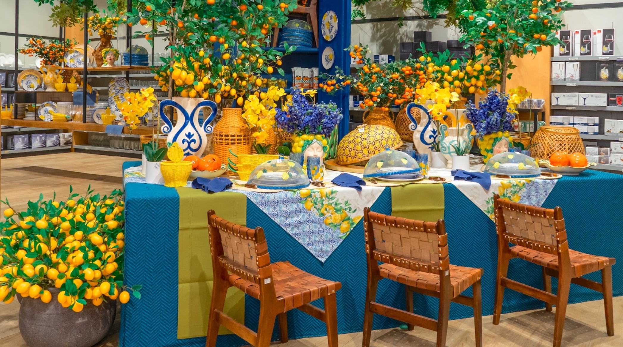 Todo el frescor y color del verano para decorar la mesa especial para espacios exteriores.