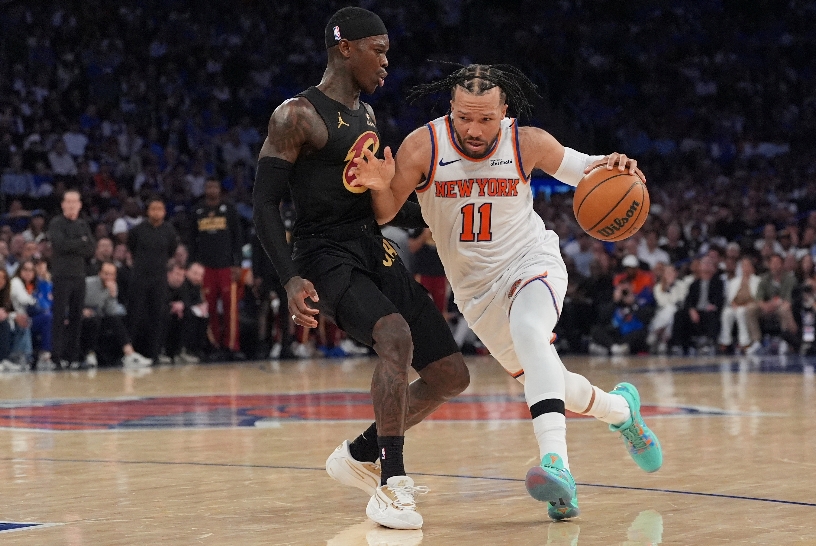 Jalen Brunson (11), de Knicks, guía balón ante su rival.