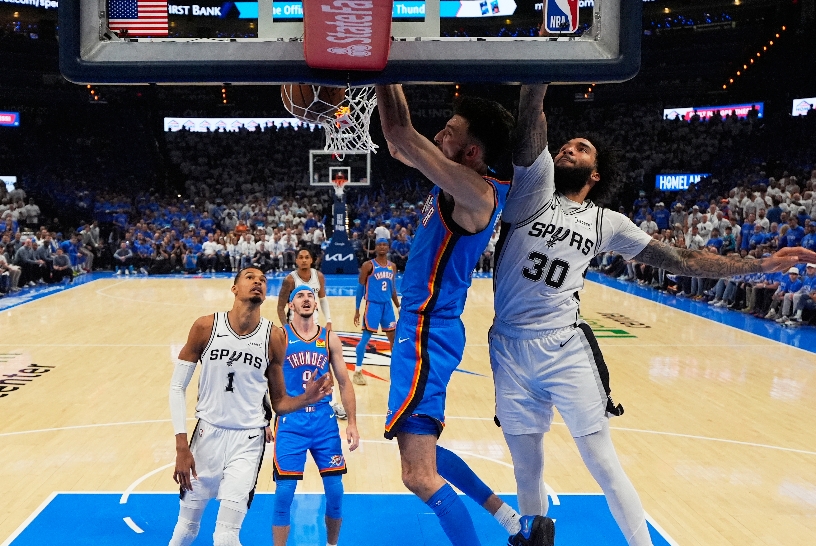 Chet Holmgren (7), de Thunder, donquea ante Spurs.
