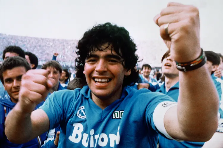 La superestrella del fútbol argentino Diego Armando Maradona celebra después de que el equipo Napoli conquistara su primer título de la liga italiana en Nápoles, Italia, el 10 de mayo de 1987. Foto AP/Massimo Sambucetti