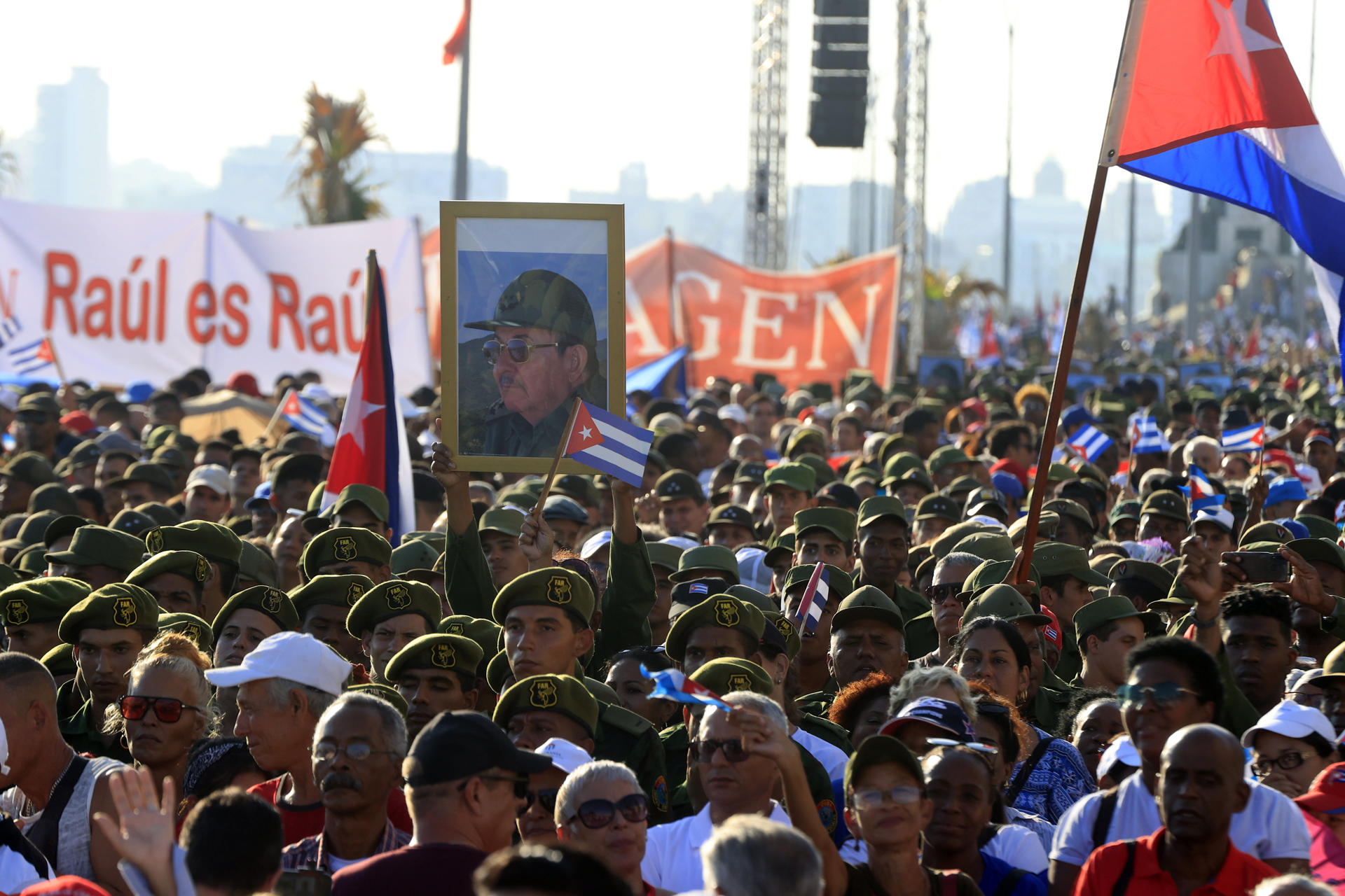 Personas asisten a un evento en apoyo al expresidente de Cuba Raúl Castro este viernes, en La Habana (Cuba). El oficialismo cubano saca músculo con un acto de respaldo a Raúl Castro, luego de la acusación de EE.UU. por el derribo de dos avionetas y la muerte de sus cuatro ocupantes hace 30 años y su calificación como 